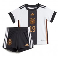 Tyskland Leroy Sane #19 Hjemmebanesæt Børn VM 2022 Kortærmet (+ Korte bukser)